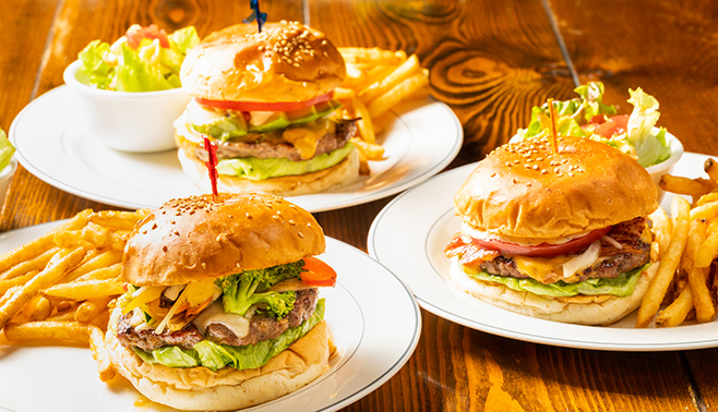 みなとみらいの海沿いに位置するMARINE＆WALK 2Fのハンバーガー専門店。